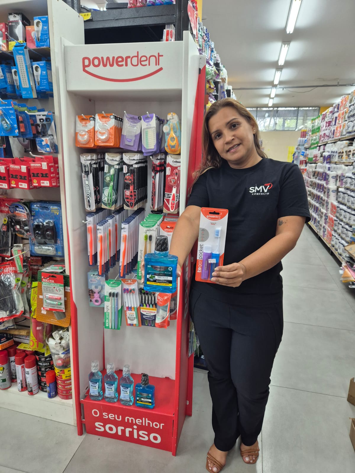 Promotora da SMV em display Powerdent