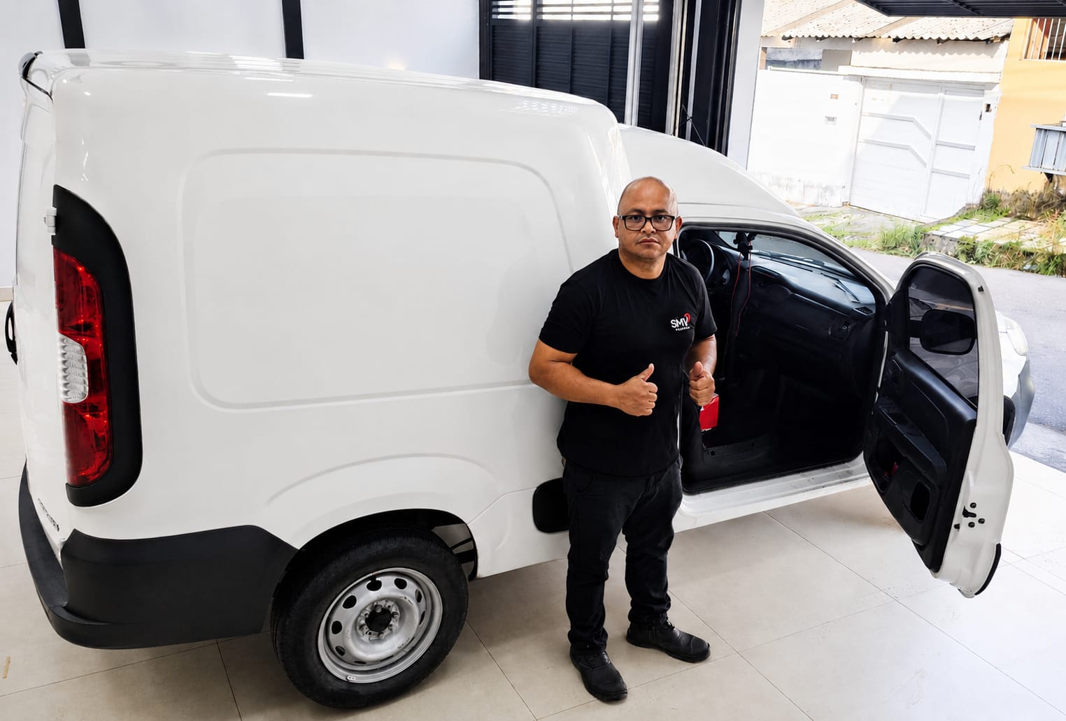 Colaborador da SMV ao lado do veículo de entrega